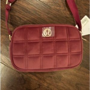 Lululemon  CROSSBODY CAMERA BAG Quilted Velour Wineberry  NWT